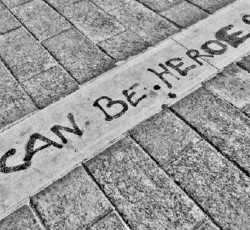 Πρώην μέλη των Iron Maiden, Black Sabbath και Guns N’ Roses διασκευάζουν David Bowie για τα θύματα στο Παρίσι 