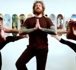 Σατιρική διαφήμιση με πρωταγωνιστή τον Brent Hinds (Mastodon) 