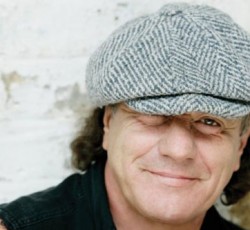 Παρουσιαστής τηλεοπτικής εκπομπής για αυτοκίνητα ο Brian Johnson των AC/DC 