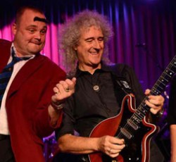 Ο Brian May και ο Tom Jones διασκευάζουν Elvis Presley 