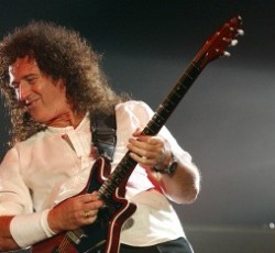 Brian May: «Είμαστε, αλήθεια, οι Queen»; 