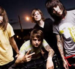 «Την έπεσαν» επί σκηνής στον τραγουδιστή των Bring Me The Horizon 