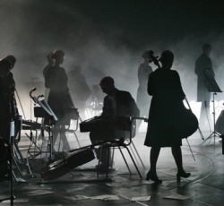 Έδιωξαν επιστήμονα από κοντσέρτο επειδή επιχείρησε moshing και crowdsurfing 