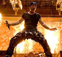 Ο Bruce Dickinson τραγουδάει στον Καθεδρικό Ναό του Canterbury 