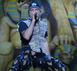 Ο Bruce Dickinson τα βάζει με οπαδό που πληκτρολογούσε SMS σε συναυλία 