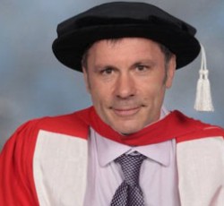 Ο Bruce Dickinson δίνει συμβουλές επιτυχίας σε επιχειρηματίες στο πανεπιστήμιο Queen Mary 