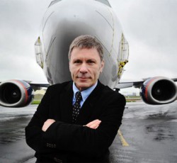 O Bruce Dickinson αγοράζει κέντρο εκπαίδευσης European Skybus 