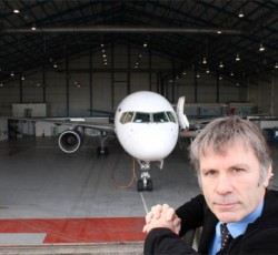 Ο Bruce Dickinson διέψευσε ότι κατασκευάζει πολεμικά αεροσκάφη για τις Η.Π.Α. 