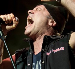 Ο Bruce Dickinson «καρφώνει» τον Rob Halford και τους Judas Priest 