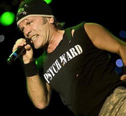 Bruce Dickinson εναντίον της punk μουσικής 