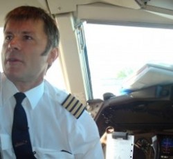 Bruce Dickinson: «Έγινα πιλότος σε αεροπορική εταιρεία, γιατί δεν έχω λεφτά για δικό μου αεροπλάνο» 
