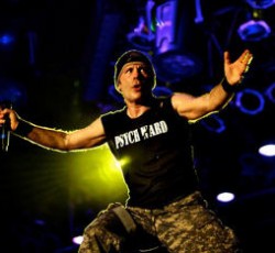 Ο Dr. Bruce Dickinson 