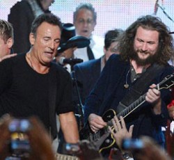 Ακούστε τον Neil Young και τον Elton John να διασκευάζουν Bruce Springsteen για την τελετή MusiCares Person of the Year 