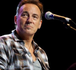 Ο Bruce Springsteen αφιερώνει στους Αργεντινούς την δική του εκδοχή στο "Sólo Le Pido A Dios" 