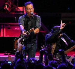 Ο Bruce Springsteen άνοιξε συναυλία του στην Αυστραλία με το "Highway To Hell" (video)