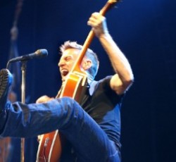 Επετειακή περιοδεία "Waking Up The Neighbors" ετοιμάζει ο Bryan Adams 