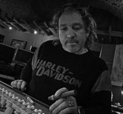 Απεβίωσε σε ηλικία 51 ετών ο παραγωγός και μηχανικός ήχου Bryan Carlstrom 