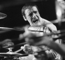 Ο Bruce Dickinson επί σκηνής με τους Ian Paice και Gavin Harrison, εις μνήμην του Buddy Rich