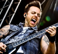 Οι Bullet For My Valentine θέτουν το πρόβλημα του bullying στο νέο τους video 