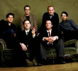 Calexico και ΤΑΚΙΜ σε εκτέλεση του "Stray" με ελληνικό άρωμα 