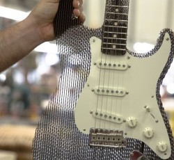 Μια Fender Stratocaster ακούγεται υπέροχα, ακόμα κι αν είναι από χαρτόνι! 