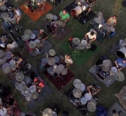 Χίλιοι άνθρωποι παίζουν το "Learn To Fly" για να προσκαλέσουν τους Foo Fighters στην Ιταλία (video) 