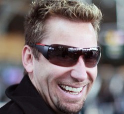 Backstage πλάκα που περιλαμβάνει τον Chad Kroeger (Nickelback) και τα ...γεννητικά όργανα ενός από τους τεχνικούς της μπάντας