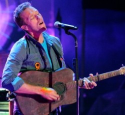 Chris Martin (Coldplay): «Η Lady Gaga γράφει καλύτερα τραγούδια από μένα» 