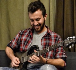 Ο Έλληνας κιθαρίστας Chris Mike υπογράφει συμβόλαιο με την αμερικανική δισκογραφική Candyrat Records 