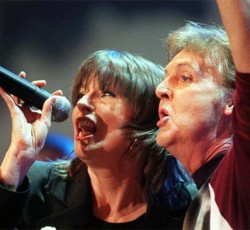 Η Chrissie Hynde διασκευάζει το "Let It Be" 