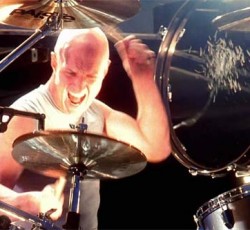 Επιβεβαιώνεται η επιστροφή του Chris Slade 