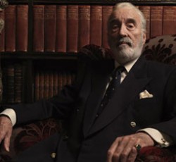 O 90χρονος Christopher Lee κυκλοφορεί metal διασκευές κλασικών εορταστικών τραγουδιών 