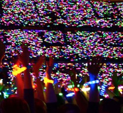 Πέντε εκατομμύρια ευρώ σε βραχιολάκια που αλλάζουν χρώμα έδωσαν οι Coldplay