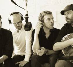 Οι Coldplay στηρίζουν έμπρακτα άρρωστο fan τους 