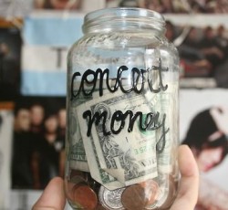 Μέτωπο Βρετανών καλλιτεχνών κατά του «φουσκώματος» της τιμής των εισιτηρίων 