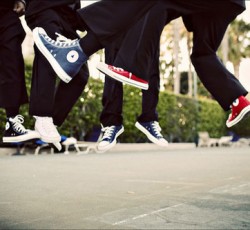 Δείτε τα παπούτσια All-Star που σχεδίασαν οι Bon Iver, Black Keys, Linkin Park, Tame Impala, The National, Foals κ.ά. 