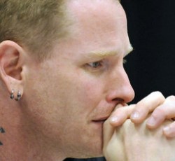 Ακούστε τον Corey Taylor να αφηγείται τα πρώτα κεφάλαια του βιβλίου του 