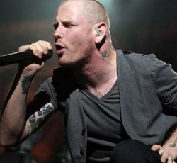 Corey Taylor: «Με το παράνομο downloading μάς κλέβουν το αίμα, τον ιδρώτα και τα δάκρυα» 