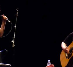 Ο Chris Cornell ερμηνεύει το "Outshined" με έναν οπαδό στην κιθάρα 