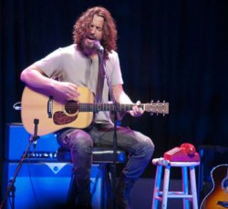 Ο Chris Cornell ερμηνεύει τα "One" των U2 και των Metallica ...ταυτοχρόνως 