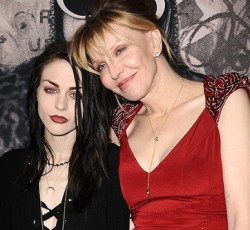 Η κόρη του Cobain παντρεύεται «σωσία» του, χωρίς να το πει στην Courtney Love! 