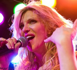 H Courtney Love διασκευάζει Radiohead