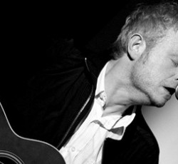 Ο Craig Walker των Archive στην Αθήνα, σε μια ιδιαίτερη βραδιά με ελεύθερη είσοδο 