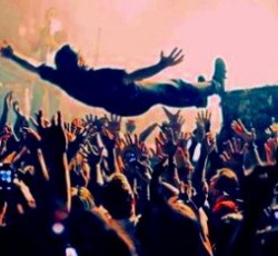 Ταινία μικρού μήκους με θέμα το crowd surfing 