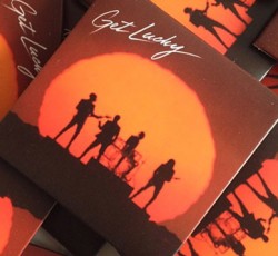 Οι Daft Punk κυκλοφορούν τα προφυλακτικά «Get Lucky» 