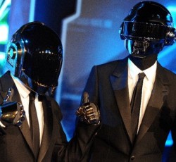 Οι Daft Punk παραμένουν στη κορυφή των επίσημων charts 