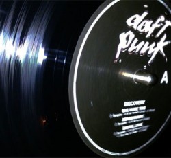 Ρεκόρ δεκαετίας για τις πωλήσεις βινυλίου στο Ηνωμένο Βασίλειο 