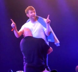 Γιατί έβγαλαν σηκωτό τον Damon Albarn από τη σκηνή; 