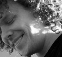 Ο Daniel Cavanagh επιστρέφει στην Ελλάδα για έξι συναυλίες 