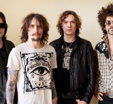 Οι The Darkness ερμήνευσαν ζωντανά καινούργιες συνθέσεις τους 